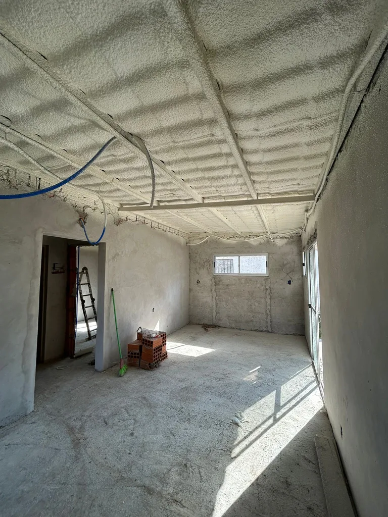 Aislamiento térmico de techo con poliuretano proyectado